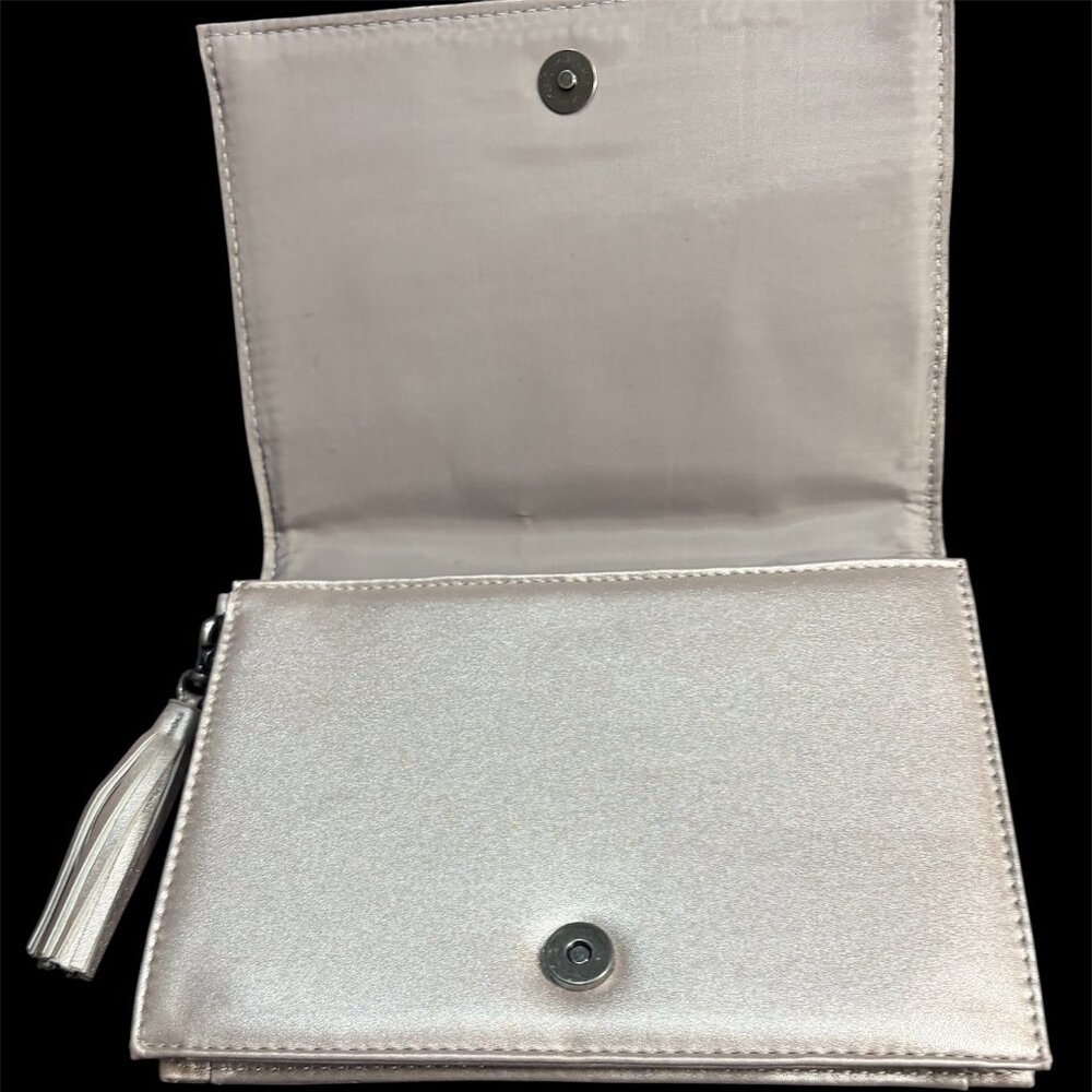 NEIMAN MARCUS VINTAGE SILVER METALLIC QUILTED LEATHER CLUTCH EUC - Picture 4 of 6